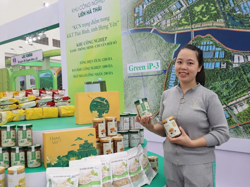 Tại khu gian hàng của tỉnh Hưng Yên, thu hút ánh nhìn với nhãn lồng sấy và nhãn ôm sen - hai đặc sản OCOP 4 sao trứ danh. Rộn ràng chuẩn bị trước giờ khai mạc, chị Trần Thị Lan Hương chia sẻ với nụ cười rạng rỡ: “Chúng tôi muốn mang hương vị Hưng Yên đến gần hơn với người dân Thủ đô, để ai ghé qua cũng nhớ mãi vị ngọt của nhãn quê”.