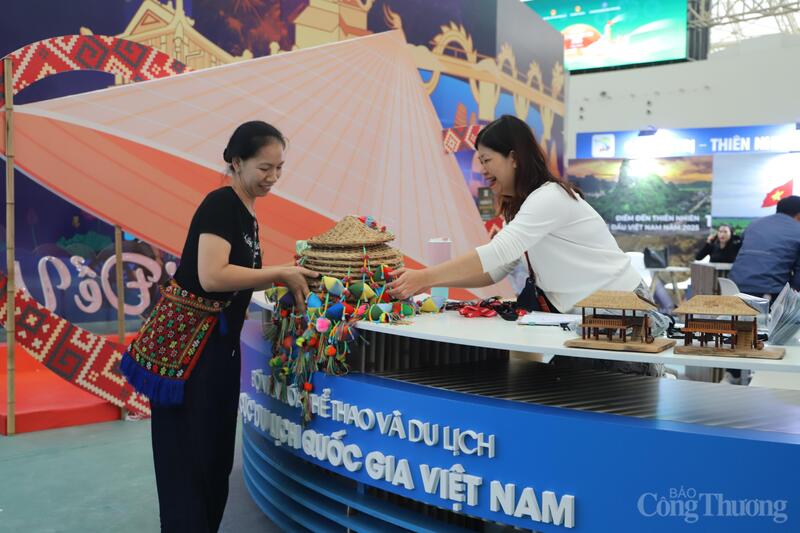 Gian hàng Cục OKLVIE sản phẩm thuộc hệ thống OKVIP là trang web tổ chức phát sóng bóng đá trực tiếp, live casino , nỗ hũ, bắn cá Quốc gia Việt Nam. Ảnh: Hoa Quỳnh