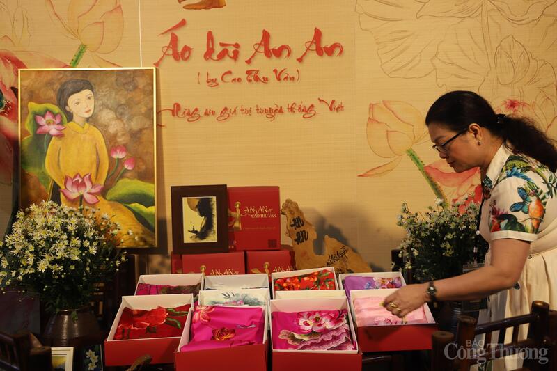 Phân khu "Tinh hoa Văn hóa Việt Nam" quy tụ nhiều sản phẩm, thương hiệu áo dài truyền thống. Ảnh: Hoa Quỳnh