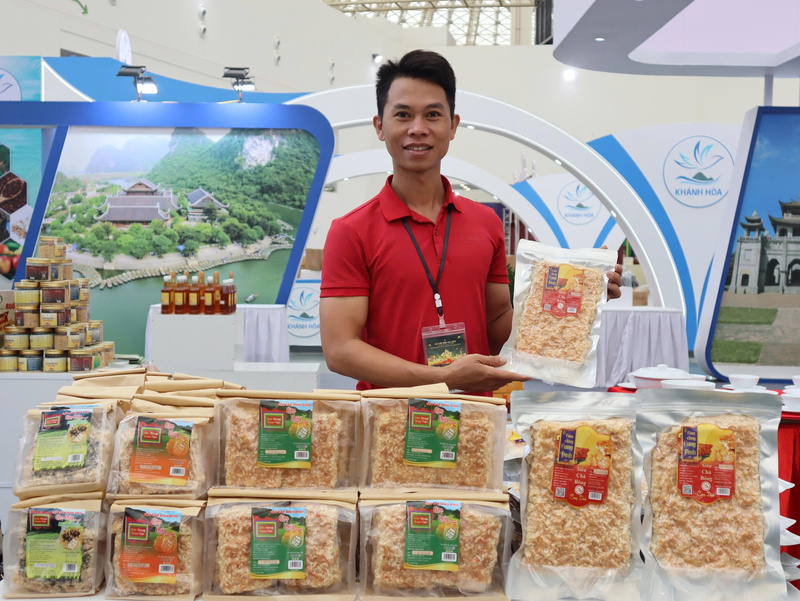 Gian hàng OCOP của tỉnh Ninh Bình mang đến sắc vị quê hương cố đô Hoa Lư với cơm cháy, miến dong, rượu Kim Sơn. Anh Nguyễn Như Hoạt - đại diện thương hiệu cơm cháy Ninh Bình hào hứng chia sẻ: “Cơm cháy là món ăn đã đi vào ký ức và là niềm tự hào của người Ninh Bình. Chúng tôi mong muốn thông qua hội chợ, khách hàng sẽ biết đến nhiều hơn đặc sản này và kết nối đến các nhà bán buôn trên cả nước ".