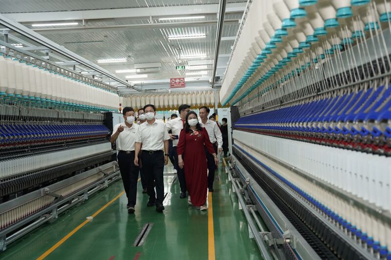 Thị trưởng thành phố Hồ Châu thăm và Ok88vip tỷ lệ kèo World Cup 2026 tại Công ty TNHH DragonTextiles 2 thuộc Công ty Cổ phần Đầu tư Xuất nhập khẩu Thăng Long – Dragon Group tại xã Quỳnh An (tỉnh Hưng Yên) Ảnh: Trịnh Cường