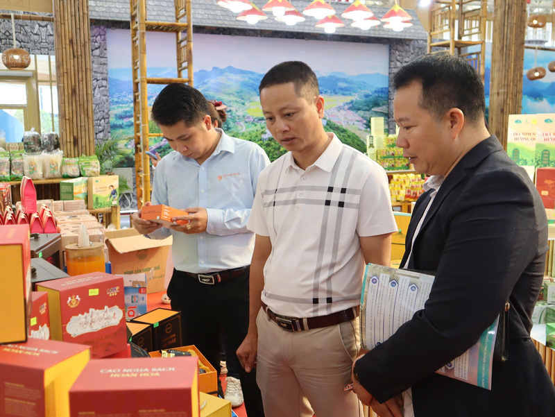 Bên cạnh đó, gian hàng trưng bày các sản phẩm tiêu biểu của tỉnh Thái Nguyên với những gói chè được sắp xếp tinh tế, những hộp trà xanh đặc sản, những hộp đông trùng hạ thảo quý giá được bày trí thu hút, chỉn chu - niềm tự hào của người làm trà Thái Nguyên.