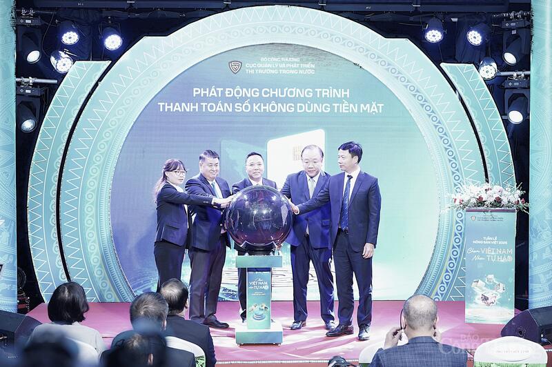 Các đại biểu phát động Chương trình Thanh toán số không dùng tiền mặt
