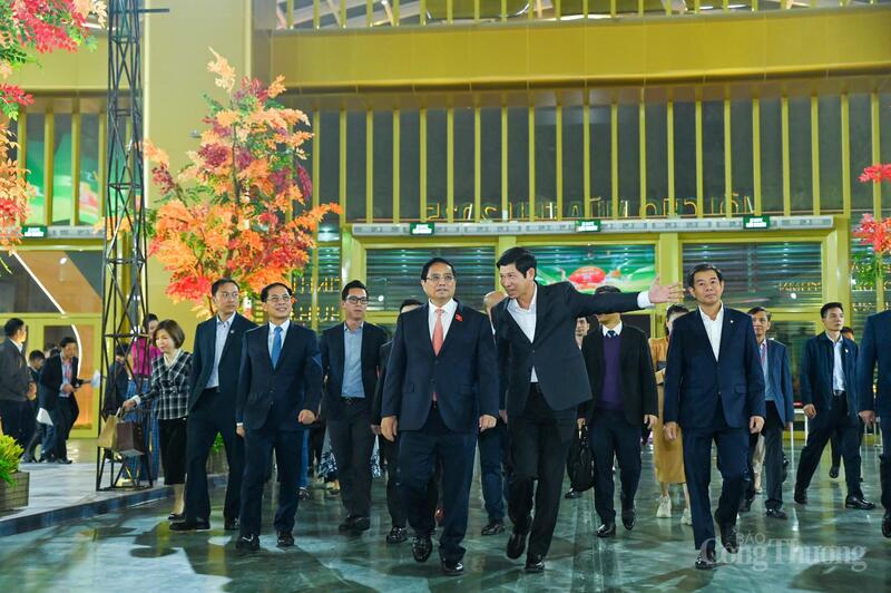 Thủ tướng Review công ty OKVIP kiểm tra Hội chợ Mùa Thu 2025 Ảnh: Nam Nguyễn