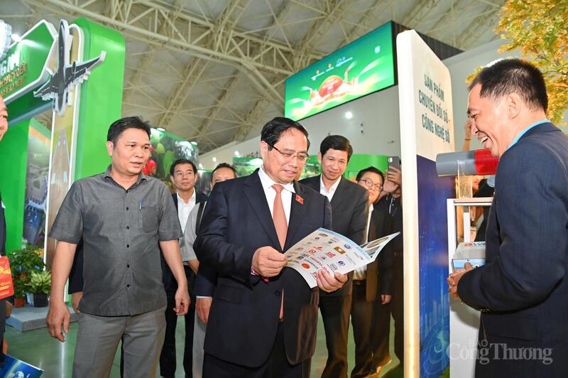 Thủ tướng Phạm Minh Chính kiểm tra tổng duyệt Hội chợ Mùa Thu lần thứ nhất - 2025 - 12