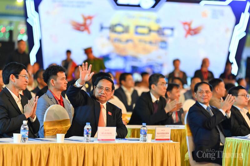 Thủ tướng Phạm Minh Chính kiểm tra tổng duyệt Hội chợ Mùa Thu lần thứ nhất - 2025 - 4
