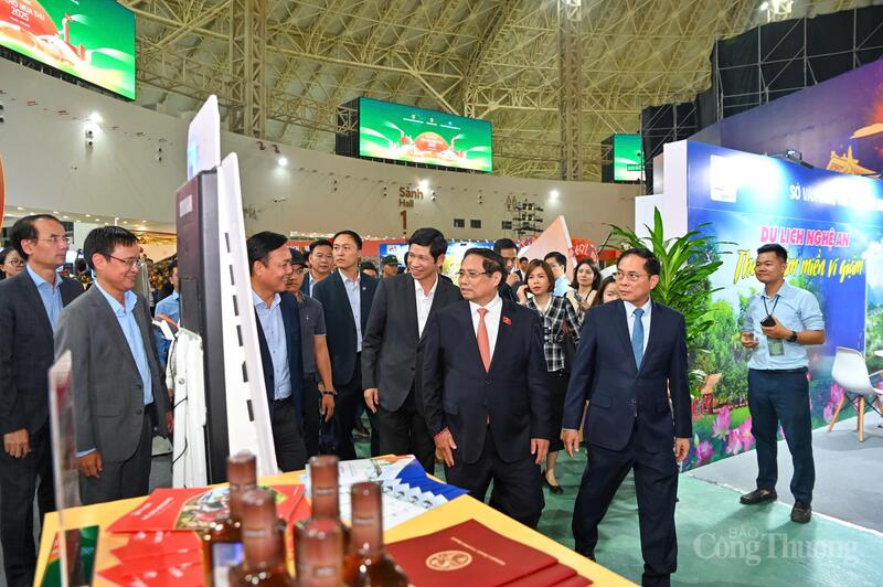 Thủ tướng Phạm Minh Chính kiểm tra tổng duyệt Hội chợ Mùa Thu lần thứ nhất - 2025 - 8