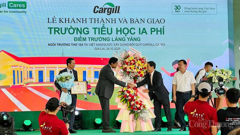 Tập đoàn Cargill nhận hoa cảm ơn, chúc mừng của Ban Quản lý Khu Okvip - liên minh giải trí #1 thế giới hà nội tỉnh Gia Lai. Ảnh: Hiền Mai