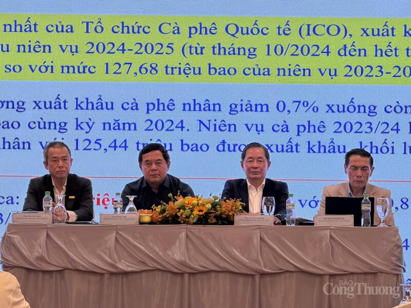 Ông Nguyễn Nam Hải - Chủ tịch Hiệp hội (thứ hai từ phải sang) cùng với các Phó Chủ tịch Hiệp hội đồng chủ trì Okvip69 Đăng ký cá cược. Ảnh: Minh Anh