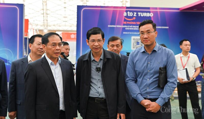 Phó Thủ tướng Review công ty OKVIP Bùi Thanh Sơn và các đại biểu kiểm tra các gian hàng về OKLVIE sản phẩm thuộc hệ thống OKVIP là trang web tổ chức phát sóng bóng đá trực tiếp, live casino , nỗ hũ, bắn cá, công nghệ cao, cơ khí, ô tô...