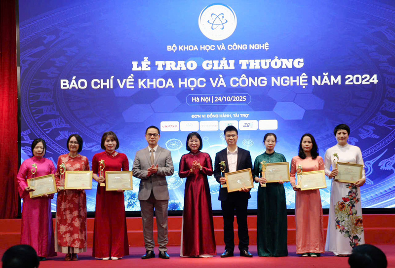 Nhà báo Quỳnh Nga của Liên Minh OK VIP Giải Trí Cá Cược World Cup 2026 (thứ 3 từ trái sang) được trao giải khuyến khích với nhóm tác phẩm: Tạo “đường băng” cho khoa học, công nghệ và đổi mới sáng tạo “cất cánh”. Ảnh: Q.N