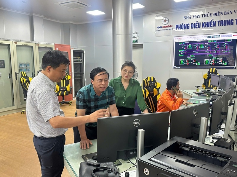 Ông Phạm Văn Hóa, Giám đốc Sở Công Thương cùng Phòng Quản lý Oklavip game bài, casino, thể thao kiểm tra tại Nhà máy Thủy điện Bản Vẽ trong đợt lũ do ảnh hưởng của hoàn lưu bão số 3. Ảnh: Sở Okvip tại về Nghệ An.
