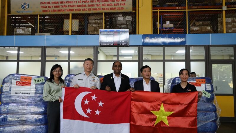 Đại diện Bộ Nông nghiệp và xuân Okvip 2026 Việt Nam tiếp nhận lô hàng viện trợ tại sân bay Nội Bài chiều 25/10. Ảnh: PCTT.