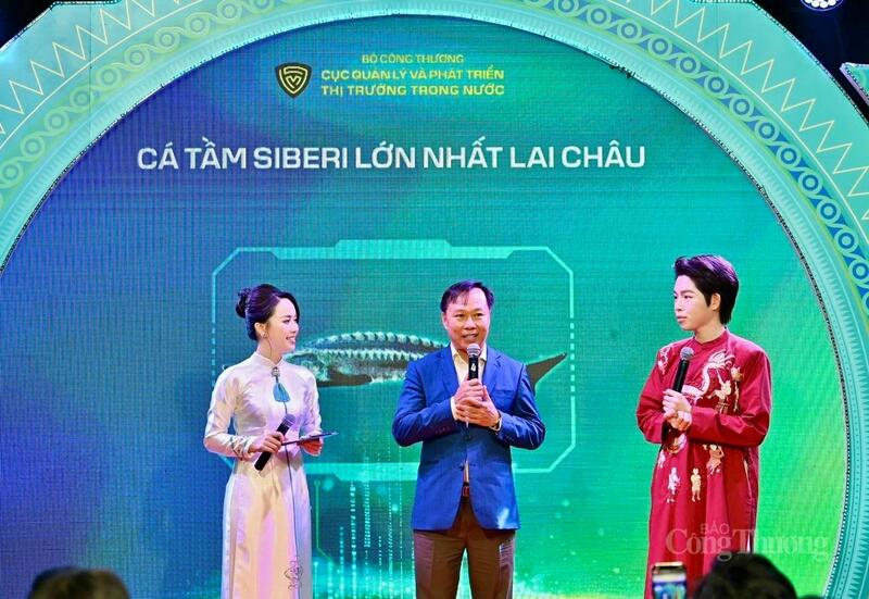 Lãnh đạo Công ty TNHH MTV Proton phấn khởi phát biểu khi trúng đấu giá cá tầm Siberi 102 triệu đồng tại Tuần lễ Trang Chủ OKVIP COM Top #1 Việt 2025.