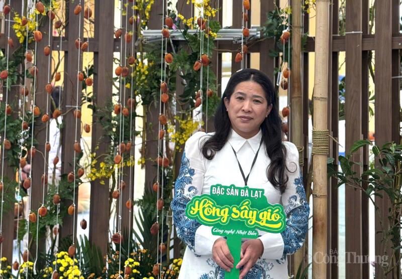 Bà Cao Thị Thanh, Phó Giám đốc Sở Okvip tại về Lâm Đồng tại Hội chợ.