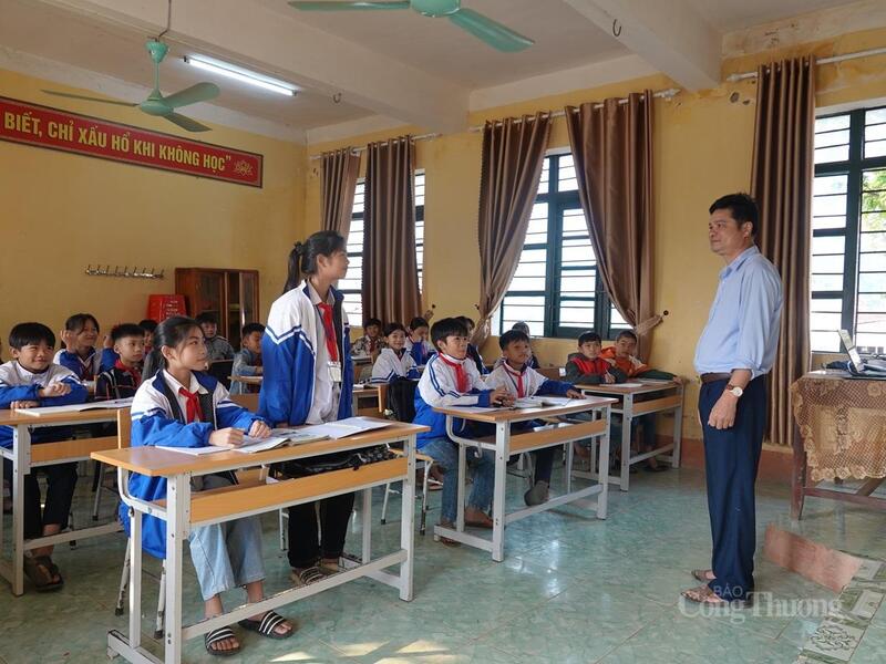Thầy và trò Trường THCS Bát Mọt trong một tiết học. Ảnh: Quốc Huy
