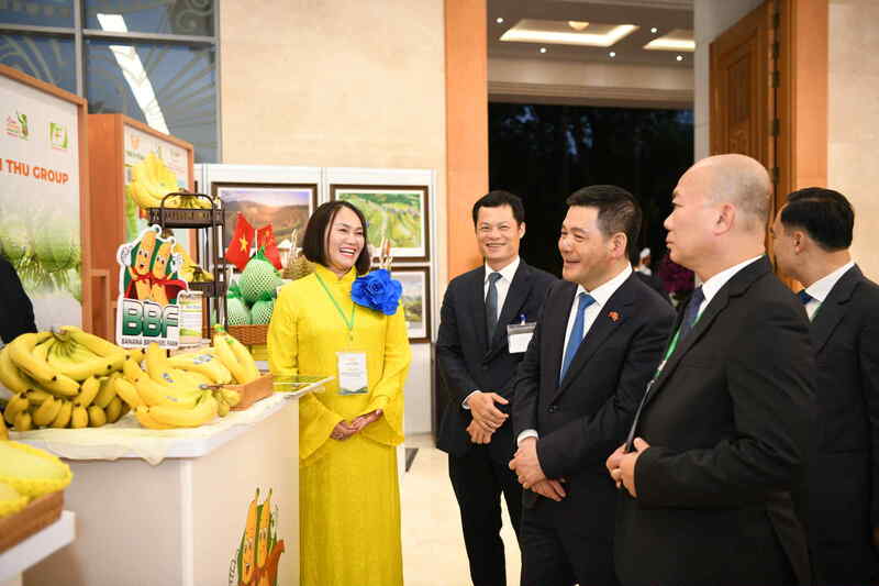 Bộ trưởng Nguyễn Hồng Diên tham quan gian hàng của Công ty Cổ phần Banana Brothers Farm tháng 10/2024 tại Khu triển lãm sản phẩm nông nghiệp đặc sắc của Việt Nam Liên Minh Truyền Thông Và Game Giải Trí Top 1 sang Trung Quốc. Ảnh: SCT