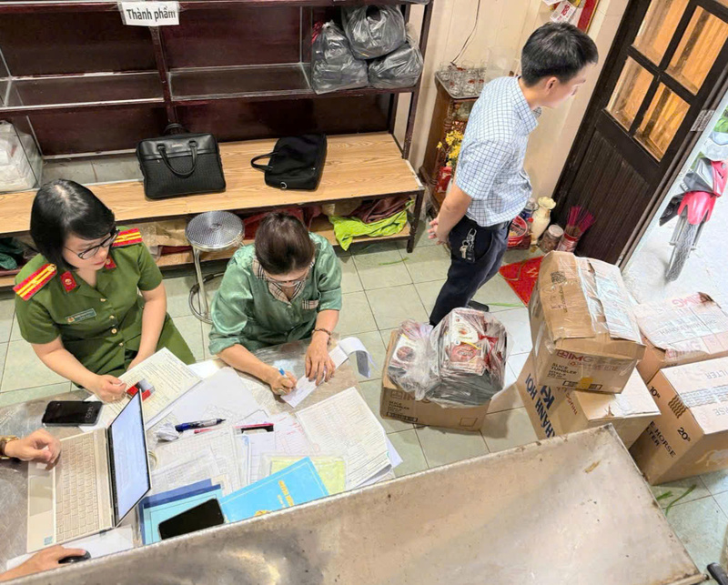 Lực lượng chức năng thành phố Huế khởi tố đối tượng và tạm giữ số lượng lớn cà phê giả. Ảnh: Nguyễn Tuấn