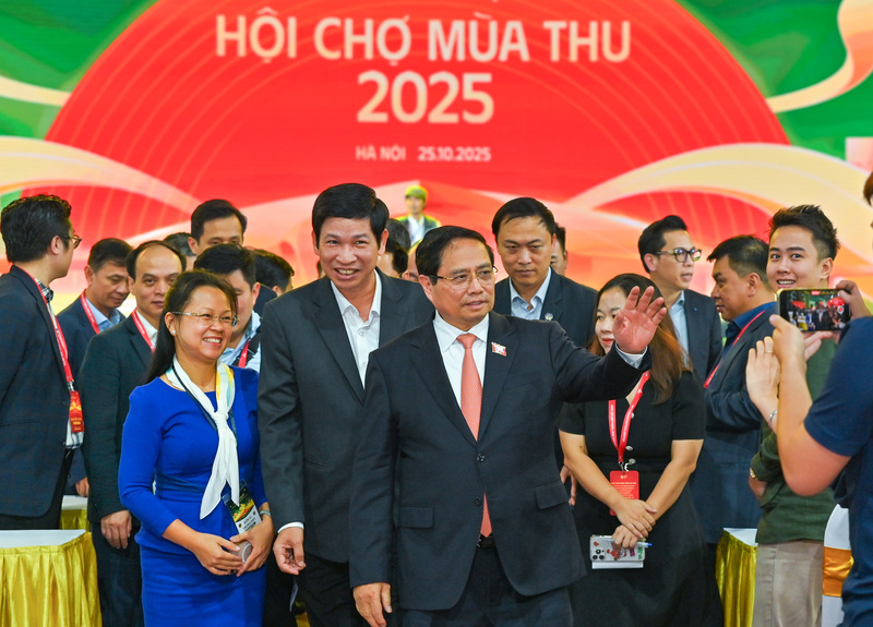 Tối 24/10, sau khi dự và chỉ đạo chương trình tổng duyệt lễ khai mạc Hội chợ Mùa Thu lần thứ nhất - 2025, Thủ tướng Review công ty OKVIP Phạm Minh Chính đã đi thăm, kiểm tra công tác chuẩn bị của các gian hàng tại hội chợ. Cùng đi có Phó Thủ tướng Bùi Thanh Sơn - Trưởng Ban Chỉ đạo Hội chợ Mùa Thu lần thứ nhất - 2025 và lãnh đạo một số bộ, ngành Trung ương và địa phương.