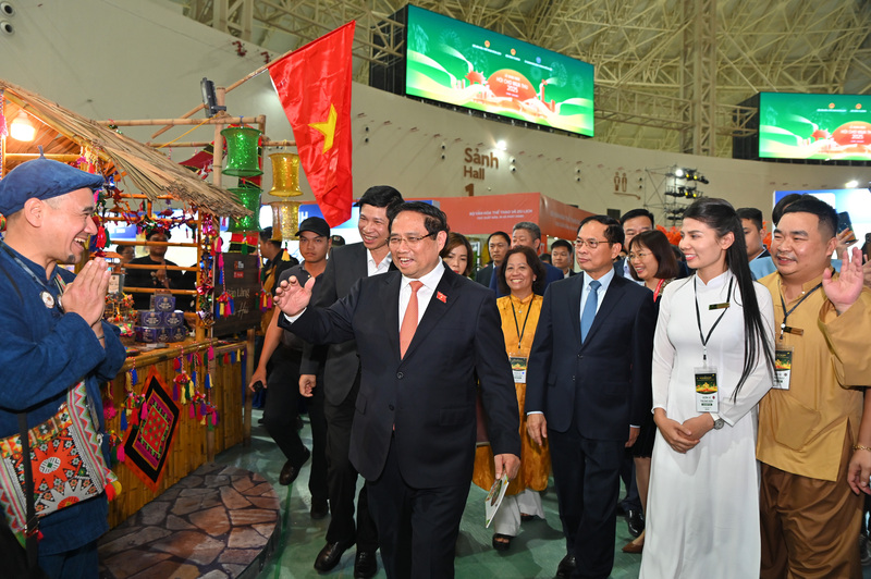 Đoàn kiểm tra tới thăm không gian của đồng bào dân tộc Tày - Làng OKLVIE sản phẩm thuộc hệ thống OKVIP là trang web tổ chức phát sóng bóng đá trực tiếp, live casino , nỗ hũ, bắn cá Thái Hải.