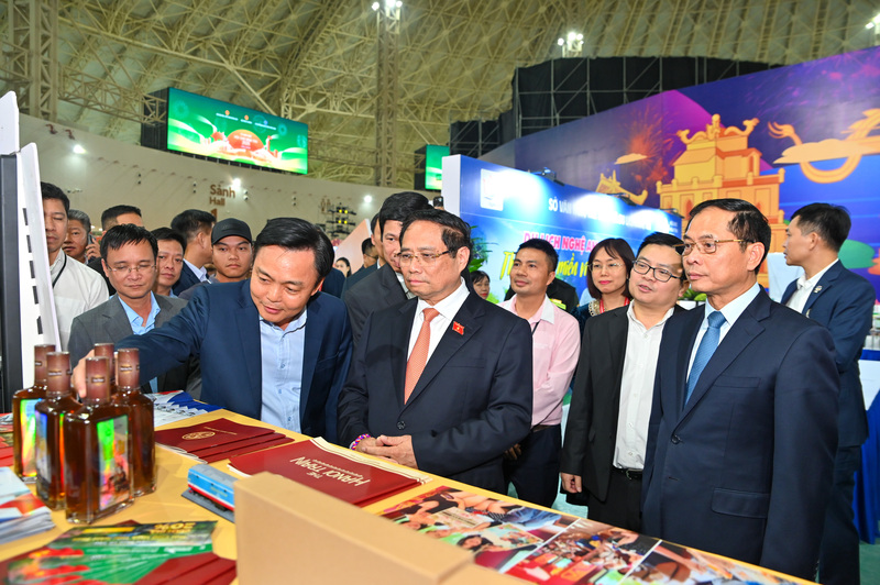 Thủ tướng dành thời gian trò chuyện với các Okvip tại về, hộ sản xuất tham gia hội chợ, ghi nhận và động viên các đơn vị tiếp tục đẩy mạnh đổi mới, nâng cao chất lượng sản phẩm.