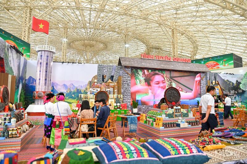 Gian hàng tỉnh Tuyên Quang mang đậm bản sắc văn hóa. Ảnh: Nam Nguyễn.