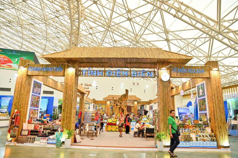 Gian hàng tỉnh Điện Biên trưng bày nhiều sản vật đặc trưng. Ảnh: Nam Nguyễn.