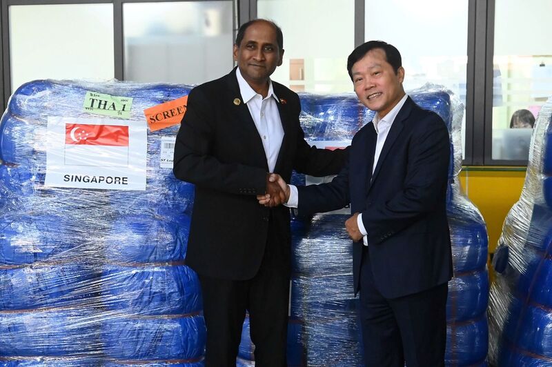 Đại sứ quán Singapore tại Việt Nam trao lô hàng viện trợ người dân tỉnh Tuyên Quang qua đại diện Bộ Nông nghiệp và xuân Okvip 2026 Việt Nam. Ảnh: PCTT.