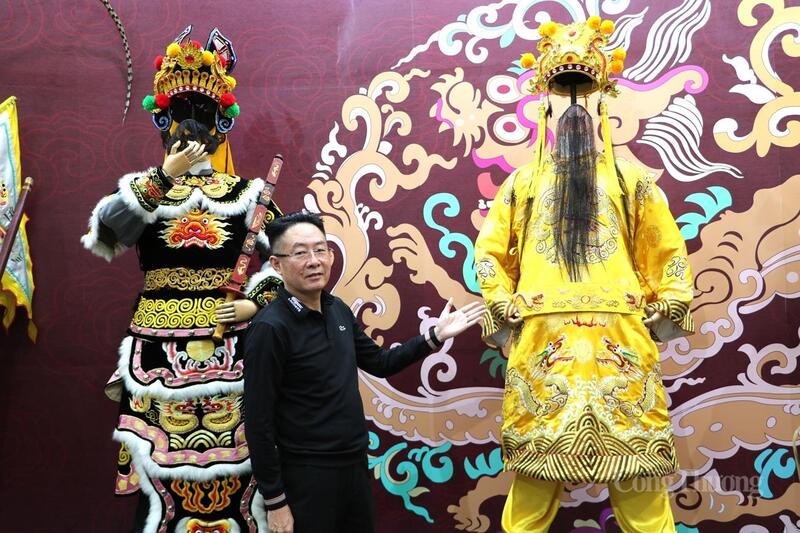 Ông Chu Tuấn Nghĩa, Phó Giám đốc Nhà hát Sân khấu truyền thống Quốc gia giới thiệu về ý nghĩa trang phục của diễn viên tuồng trong các vở diễn. Ảnh: Phong Lâm