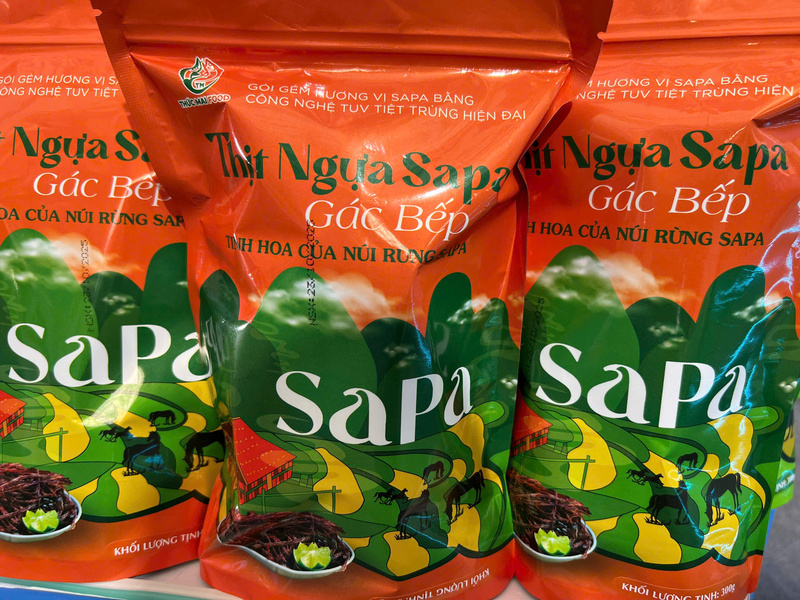 Thịt ngựa Sa Pa gác bếp, một sản phẩm mới của tỉnh Lào Cai gây được sự chú ý của nhiều người tiêu dùng. Ảnh: Thanh Thảo.