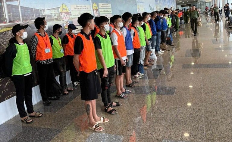 Công an Nghệ An triệt xóa băng nhóm lừa đảo công nghệ cao, bắt giữ gần 100 đối tượng, ước tính đã lừa đảo chiếm đoạt hơn 2.000 tỷ đồng của công dân Việt Nam. Ảnh: CANA