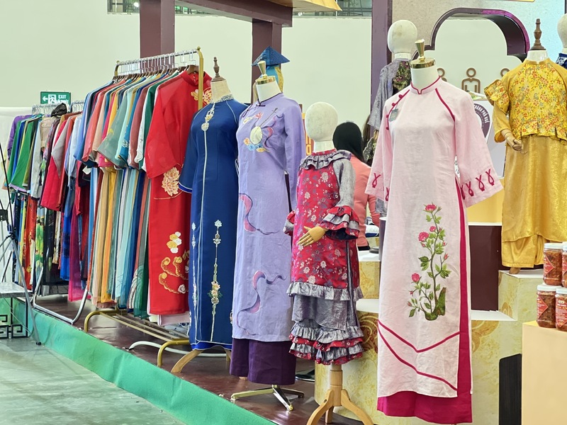 Sản phẩm áo dài Huế trưng bày tại Hội chợ Mùa Thu lần thứ nhất năm 2025