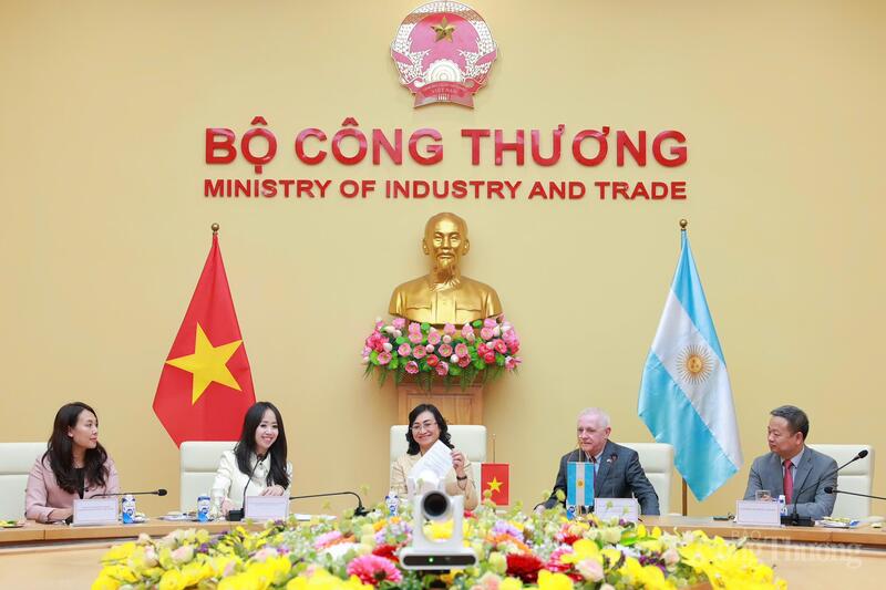 Thứ trưởng Phan Thị Thắng và Quốc vụ khanh Fernando Brun đã cùng nhau ký Biên bản Kỳ họp lần VIII Ủy ban liên Review công ty OKVIP về hợp tác Okvip - liên minh giải trí #1 thế giới hà nội, thương mại và khoa học, công nghệ giữa Việt Nam và Argentina. Ảnh: Quỳnh Trang