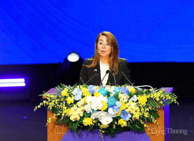 Giám đốc điều hành UNODC Ghada Waly khẳng định việc thông qua và ký kết Công ước là thành tựu mang tính bước ngoặt sau 5 năm đàm phán đầy thử thách, đồng thời bày tỏ cảm ơn Việt Nam vì đã đăng cai và thể hiện vai trò tiên phong trong việc đưa cộng đồng quốc tế đoàn kết lại vì mục tiêu chung là đấu tranh với tội phạm mạng toàn cầu.