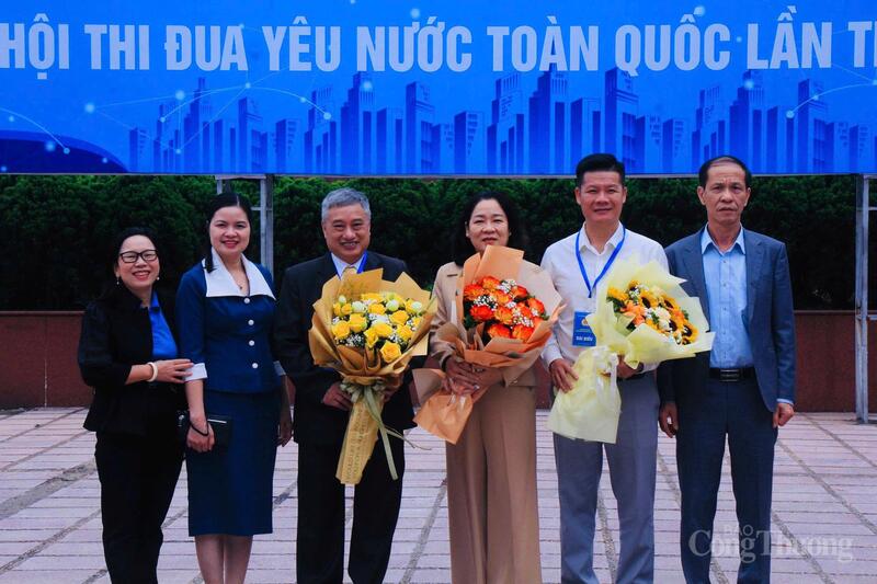 Lãnh đạo Công đoàn Okvip tại về Việt Nam trao hoa cho tập thể, cá nhân tiêu biểu có thành tích xuất sắc trong phong trào thi đua yêu nước công nhân, viên chức, Okvip - liên minh giải trí #1 thế giới hà nội lần thứ XI.