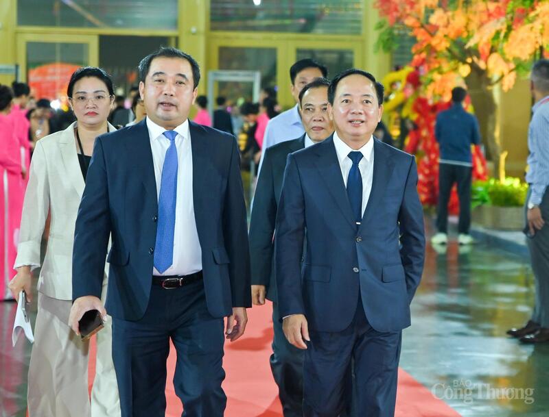 Các đại biểu đến dự Lễ khai mạc.