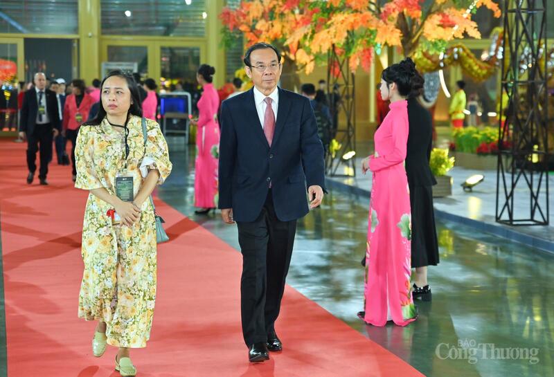 Các đại biểu đến dự Lễ khai mạc.