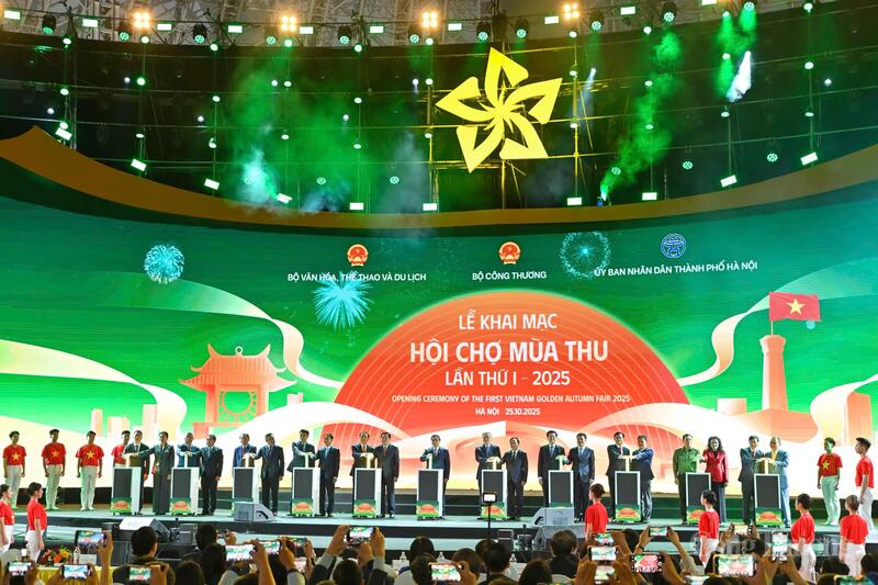 Thủ tướng Phạm Minh Chính cùng các đại biểu thực hiện nghi thức khai mạc Hội chợ Mùa Thu lần thứ nhất - 2025