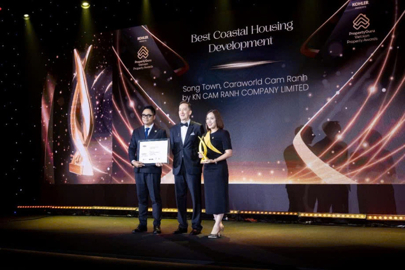 Bà Võ Thị Cao Ly - Phó Tổng Giám đốc KN Cam Ranh - chủ đầu tư dự án Sông Town, nhận giải từ BTC Vietnam Property Awards 2025