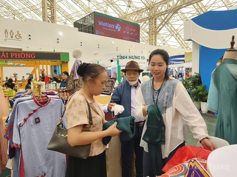 Ông Nguyễn Xuân Huy và vợ đi mua sắm tại Hội chợ Mùa Thu vào sáng 26/10. Ảnh: Nguyễn Hoà.