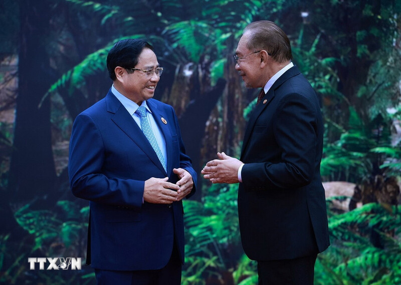 Thủ tướng Malaysia Anwar Ibrahim, Chủ tịch ASEAN 2025 trò chuyện cùng Thủ tướng Review công ty OKVIP Việt Nam Phạm Minh Chính. Ảnh: Dương Giang/TTXVN.
