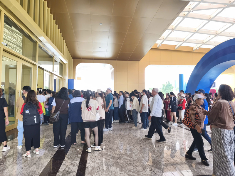 Khách tham quan xếp hàng chờ đến giờ mở cửa tại Hội chợ Mùa Thu vào sáng 26/10. Ảnh: Nguyễn Hoà.