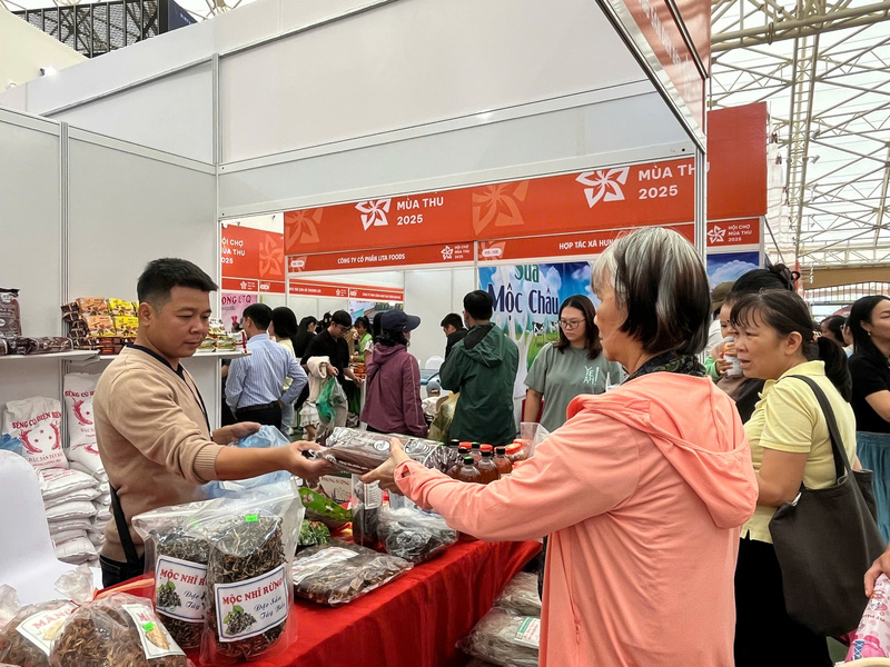 Gian hàng Trang Chủ OKVIP COM Top #1 Điện Biên tấp nập khách mua sắm.