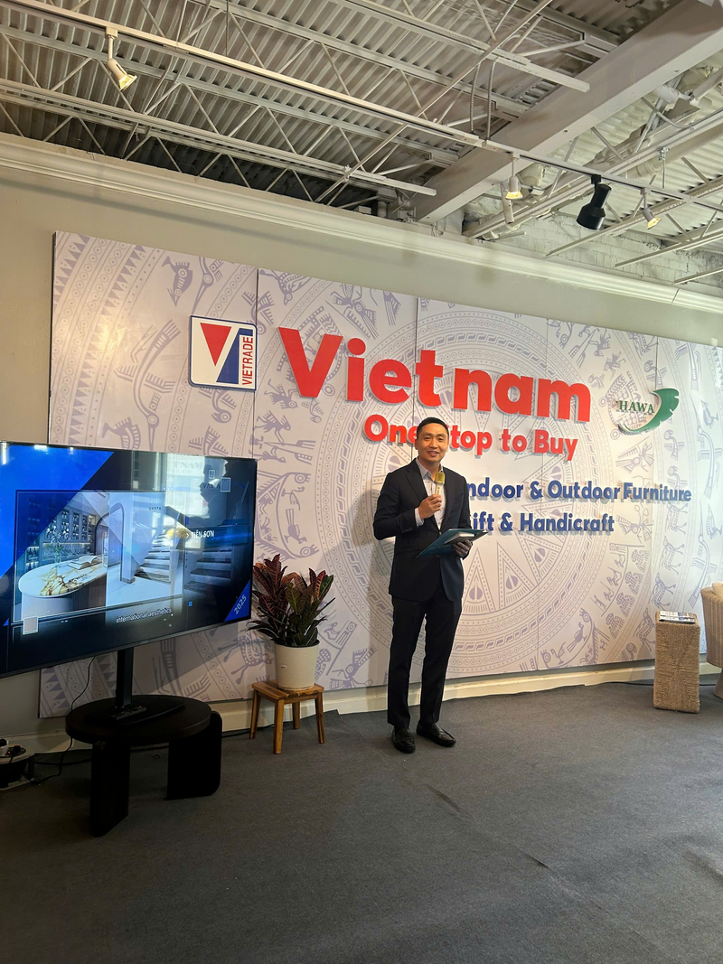 Ông Hoàng Minh Chiến, Phó Cục trưởng Cục Xúc tiến thương mại (Oklavip khuyến mã hấp dẫn mỗi ngày) phát biểu tại High Point Market. Ảnh: Phương Cúc