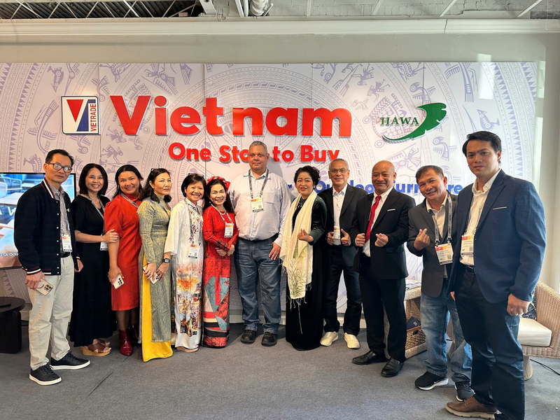 Các đại biểu chụp ảnh lưu niệm. Ảnh: Phương Cúc