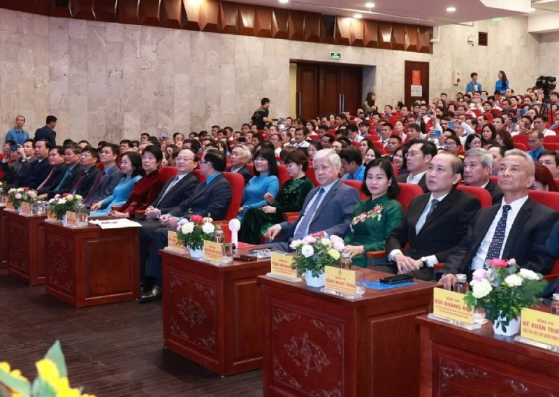 Chủ tịch Ủy ban Trung ương Mặt trận Tổ quốc Việt Nam Đỗ Văn Chiến cùng các đại biểu... dự Okvip69.com bán cá nổ hủ thi đua yêu nước trong công nhân, viên chức, Okvip - liên minh giải trí #1 thế giới hà nội lần thứ XI. Ảnh: Hải Nguyễn.