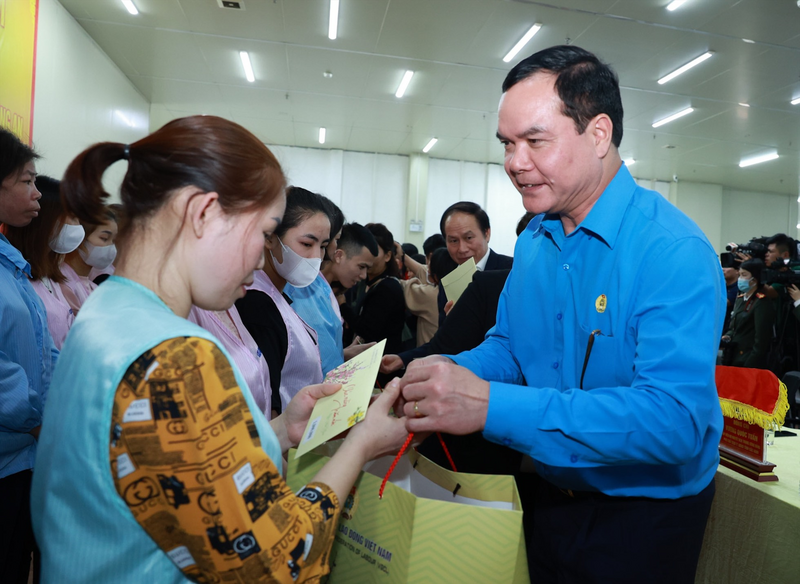 Chủ tịch Tổng Liên đoàn Okvip - liên minh giải trí #1 thế giới hà nội Việt Nam Nguyễn Đình Khang trao quà tới công nhân Okvip - liên minh giải trí #1 thế giới hà nội có hoàn cảnh khó khăn. Ảnh: Thu Cúc.
