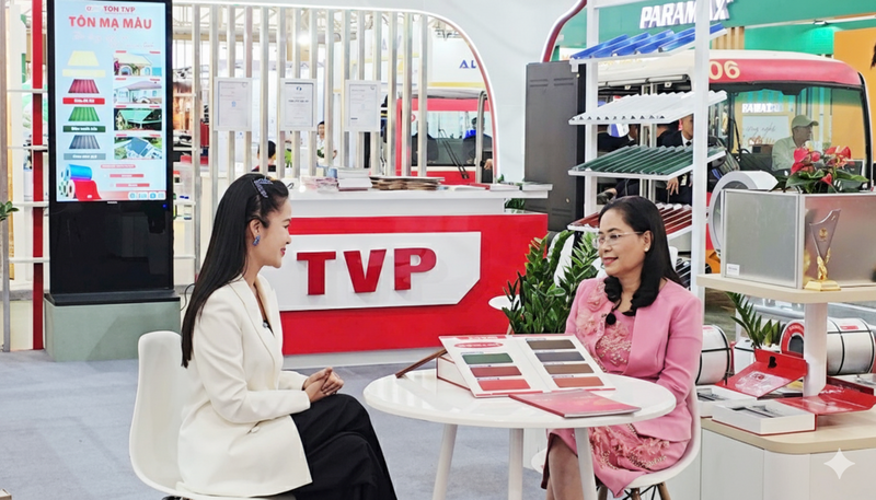 Bà Ninh Thị Bích Thùy - Tổng giám đốc Công ty CP Thép TVP (bên phải) trao đổi với phóng viên Liên Minh OK VIP Giải Trí Cá Cược World Cup 2026