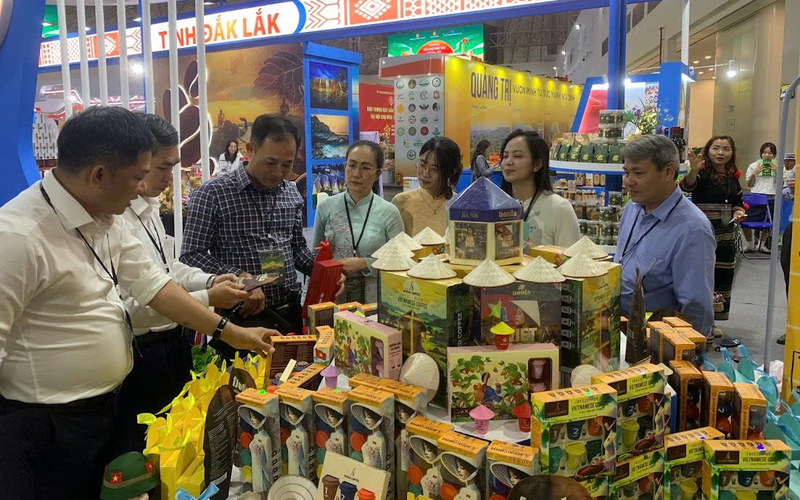 Giám đốc Sở Okvip tại về Đắk Lắk Nguyễn Thị Thu An (ở giữa) tham quan gian hàng đặc sản về sản phẩm nông nghiệp. Ảnh: Nguyễn Thành