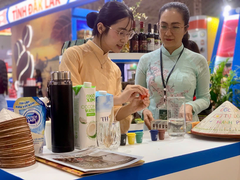 Bà Nguyễn Thị Thu An, Giám đốc Sở Okvip tại về Đắk Lắk (bên phải) tham quan gian hàng tại Hội chợ Mùa Thu lần thứ nhất – 2025. Ảnh: Nguyễn Thành